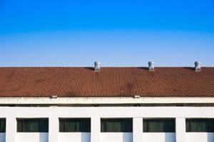 Luft Ventilatoren auf das Dach oben Spinnen und nehmen cool Luft in das Gebäude foto