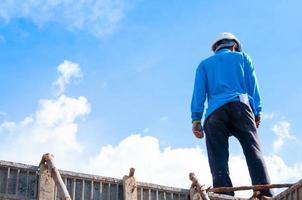 Konstruktion Gebäude Arbeitskräfte beim Bau, Mann Arbeiten beim Höhe mit Blau Himmel beim Konstruktion Seite? ˅ foto