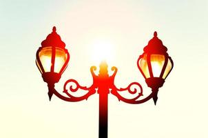 schön Jahrgang Straße Antiquität Stil Lampe Post mit bewirken von scheinen von niedrig Licht von Sonnenuntergang foto