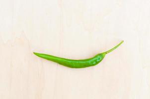 frisch Grün heiß Chili Pfeffer mit würzig auf das hölzern foto