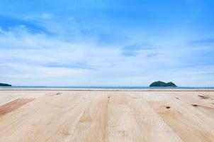 holzboden mit meer eines inselnaturlandschaftshintergrundes foto