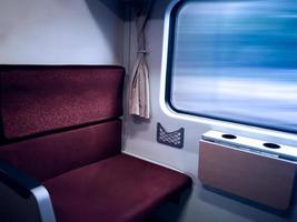 Reisen durch Zug. das Aussicht schön von das Zug Fenster foto