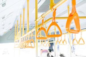 Gelb Bus Griff auf Decke zum Stehen Passagier, Öffentlichkeit Transport Zug Geländer Innere beim Thailand foto