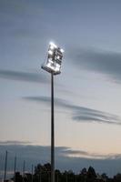 Stadion Beleuchtung auf ein Sport Feld beim Abend mit baufällig foto