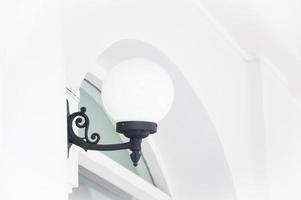 Lampe Weiß runden klassisch aussehen auf das Mauer von ein Haus foto
