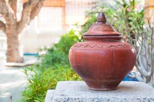 traditionell Lehm Krug benutzt zum Wasser Wasser trinken Gläser von das uralt thailändisch Tempel im thailand, thailändisch Kunst Stil foto