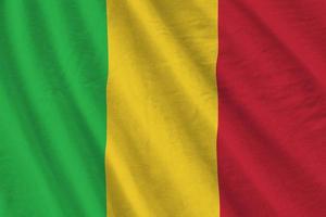 Mali-Flagge mit großen Falten, die im Innenbereich unter dem Studiolicht wehen. die offiziellen symbole und farben im banner foto
