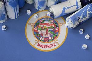 Minnesota uns Zustand Flagge und wenige benutzt Aerosol sprühen Büchsen zum Graffiti malen. Straße Kunst Kultur Konzept foto