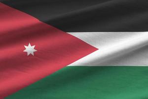 jordanien-flagge mit großen falten, die nah oben unter dem studiolicht drinnen winken. die offiziellen symbole und farben im banner foto
