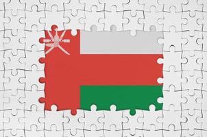 Oman Flagge im Rahmen von Weiß Puzzle Stücke mit fehlt zentral Teil foto