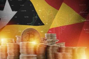 Timor leste Flagge und groß Menge von golden Bitcoin Münzen und Handel Plattform Diagramm. Krypto Währung foto