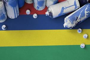 Mauritius Flagge und wenige benutzt Aerosol sprühen Büchsen zum Graffiti malen. Straße Kunst Kultur Konzept foto