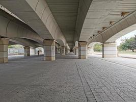 irgendwo unter ein Beige breit Brücke foto