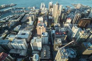 auckland wolkenkratzer blick von der spitze des auckland sky tower, nordinsel, neuseeland. foto