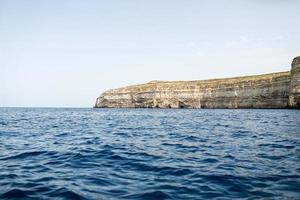 fantastische Aussicht auf die felsige Küste an einem sonnigen Tag mit blauem Himmel. malerische und wunderschöne Szene. Malta. Europa. Mittelmeer. Beauty-Welt. foto
