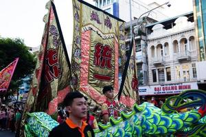 ho Chi minh Stadt, Vietnam - - 6 feb 2023 Mond- Neu Jahr Feier - - das Drachen tanzen, schön bunt festlich Figur. tet Urlaub Hintergrund. Chinesisch Mond- Neu Jahre Tag, Frühling Festival. foto