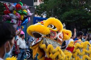 ho Chi minh Stadt, Vietnam - - 6 feb 2023 Mond- Neu Jahr Feier - - das Drachen tanzen, schön bunt festlich Figur. tet Urlaub Hintergrund. Chinesisch Mond- Neu Jahre Tag, Frühling Festival. foto