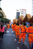 ho Chi minh Stadt, Vietnam - - 6 feb 2023 Mond- Neu Jahr Feier - - das Drachen tanzen, schön bunt festlich Figur. tet Urlaub Hintergrund. Chinesisch Mond- Neu Jahre Tag, Frühling Festival. foto