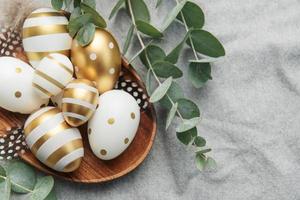 Ostern Dekor. farbig Ostern Eier auf ein hölzern Teller auf das Tisch. foto