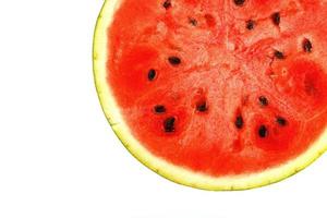 Hälfte der saftigen, roten Wassermelone auf weißem Hintergrund, Textur aus saftigem Fruchtfleisch und Memeses aus reifer Wassermelone foto