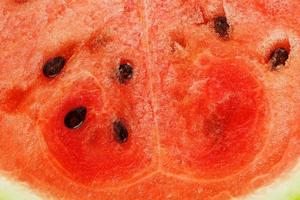 halbe Scheiben schmackhafter und reifer roter Wassermelone auf weißem Hintergrund, isolierte Textur aus saftigem Fruchtfleisch reifer roter Wassermelone mit Samen foto