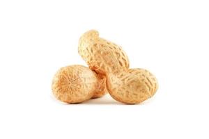 Erdnüsse. zwei geschälte Nüsse isoliert auf weißem Hintergrund. Erdnuss-Makro. foto