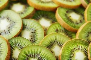 Kiwi Obst Nahansicht Keile mit ein Muster im das bilden von ein Muster. foto