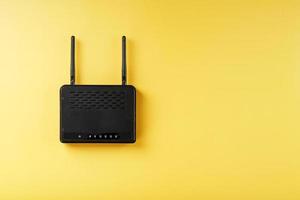 W-lan Router im schwarz auf ein Gelb Hintergrund mit kostenlos Raum. foto