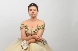 jung asiatisch schön Braut halten Dollar Rechnungen und Anerkennung Karte im Hand foto