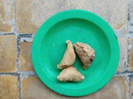 drei köstlich Knödel auf ein Grün Teller bereit zu Essen foto