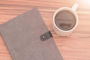 Notizbuch und eine Kaffeetasse foto
