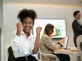 Geschäftsfrau weiblich Dame Person schwarz Süd afrikanisch Asien heiter glücklich genießen Erfolg Lächeln Leistung Geschäft Bildung Studie Lernen Innen- Zimmer Klassenzimmer Büro Treffen korporativ Partner foto