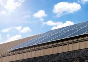 Solar- Zelle Panel auf Dach mit Blau Himmel und Wolke Hintergrund foto