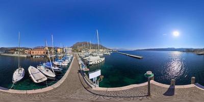 das malerisch Hafen von Salo, ein versteckt Juwel auf See Garda foto