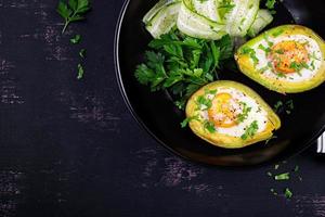 Avocado gebacken mit Ei und frisch Salat. Vegetarier Gericht. oben Sicht, Overhead. ketogen Diät. Keto Essen foto