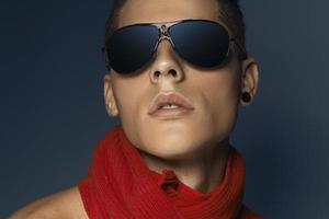 Mode-Schönheitsporträt des Teenagers mit Sonnenbrille und Schal