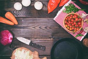 frisch reif Gemüse Tomaten, Zwiebeln, Möhren und Kohl foto
