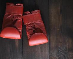 Paar von rot Leder Handschuhe zum Boxen foto