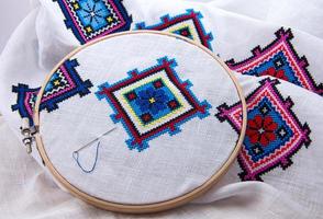 traditionell slawisch geometrisch Muster gestickt Kreuz Stich mehrfarbig Faden foto