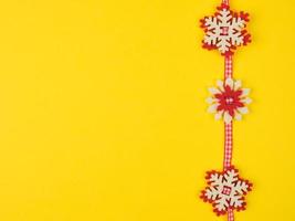 Weihnachten Girlande mit geschnitzt fühlte Schneeflocken foto