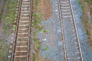 Fotografie zum Thema Eisenbahnstrecke nach dem Passieren des Zuges auf der Eisenbahn foto