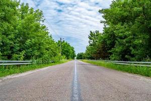 schöne leere Asphaltstraße in der Landschaft auf farbigem Hintergrund foto