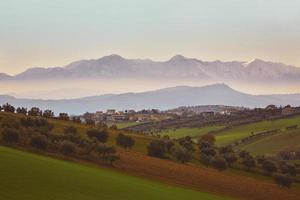 Panorama der italienischen Landschaft mit nebligen und schneebedeckten Bergen foto