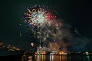 feuerwerk auf dem fluss im dunklen himmel foto