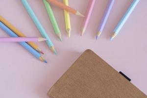 Pastell- farbig Bleistifte, oben Aussicht auf Rosa Hintergrund, Illustration Konzept, Bildung und zurück zu Schule foto