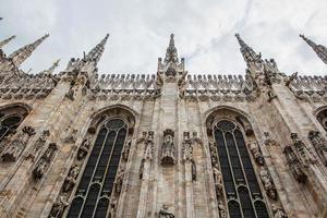 Unterseite Aussicht von das Türme von Mailand Kathedrale foto