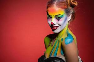 attraktiv jung Frau mit ein aqua bilden Clown foto