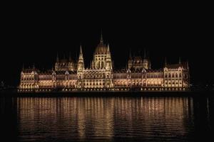 schön Aussicht von das beleuchtet Budapest Parlament foto