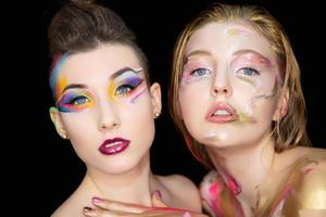 zwei charmant jung Frauen mit kreativ bilden foto