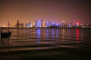 Epos Aussicht von Doha Horizont beim Nacht foto